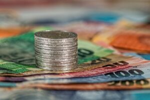 Z世代が考える海外移住のための資金と副業のポイントは？